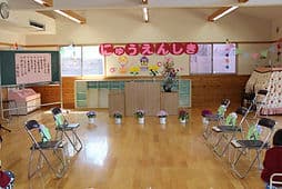 木目を基調とした保育室