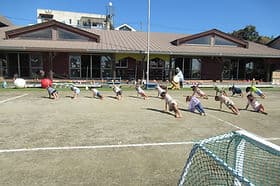 すぎの子幼稚園の園舎と園庭