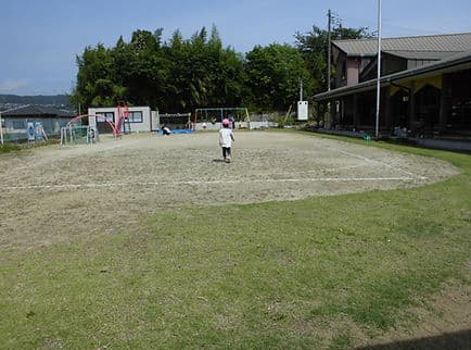 園舎の前に広がる園庭