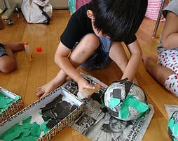 遊戯室で製作をする様子