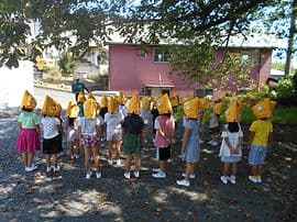 登園してくる子どもたち